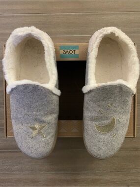 NIB Toms India Grey Felt Embroidery Slippers with Gold Star & Moon Size 10